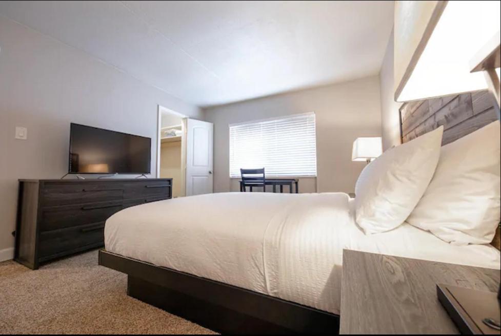 Modern Westshore Apartment Тампа Экстерьер фото